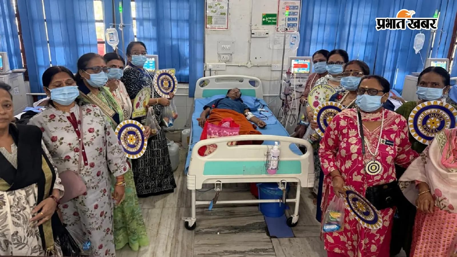 सदर अस्पताल में मरीजों को फल और बिस्कुट बांटतीं इनर व्हील क्लब हजारीबाग की सदस्य. फोटो: प्रभात खबर सदर अस्पताल में मरीजों को फल और बिस्कुट बांटतीं इनर व्हील क्लब हजारीबाग की सदस्य. फोटो: प्रभात खबर