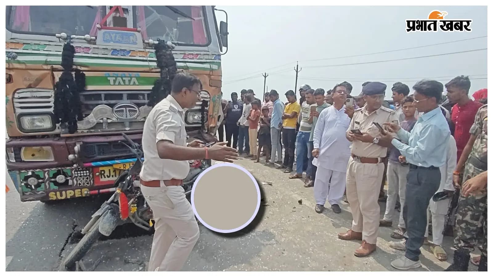 एनएच-27 पर सड़क हादसे के बाद जांच करती पुलिस एनएच-27 पर सड़क हादसे के बाद जांच करती पुलिस