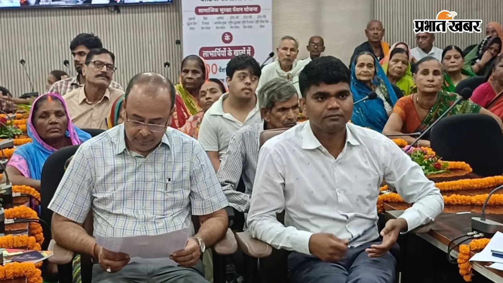 कार्यक्रम में उपस्थिय डीएम व लाभार्थी कार्यक्रम में उपस्थिय डीएम व लाभार्थी