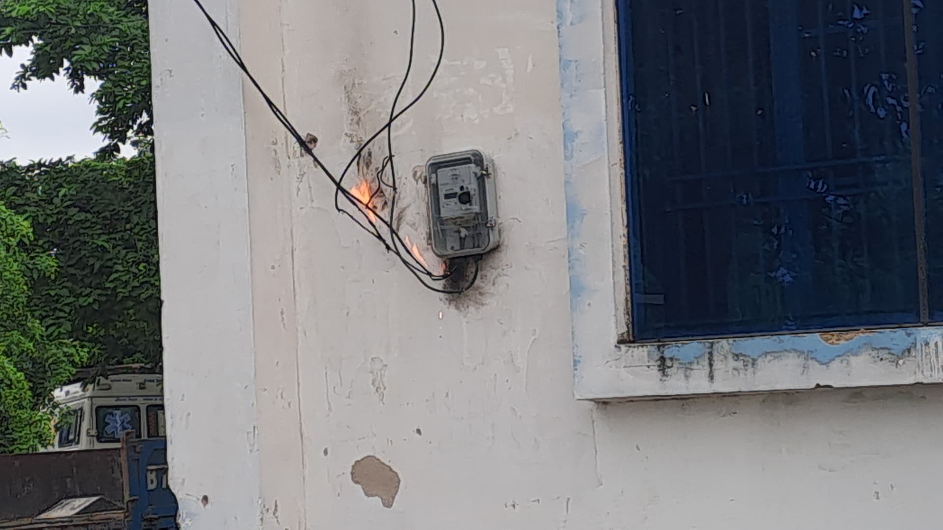 प्रखंड कार्यालय परिसर में लगी मीटर में पकड़ी आग, धू धू कर जला मीटर, प्रखंड कार्यालय की कार्य हुई ठप प्रखंड कार्यालय परिसर में लगी मीटर में पकड़ी आग, धू धू कर जला मीटर, प्रखंड कार्यालय की कार्य हुई ठप