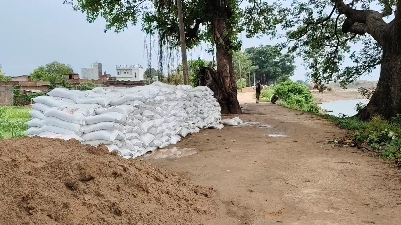 निस्ता गांव में सुरक्षा तटबंध को खतरा, बचाव की तैयारी में जुटा प्रशासन निस्ता गांव में सुरक्षा तटबंध को खतरा, बचाव की तैयारी में जुटा प्रशासन