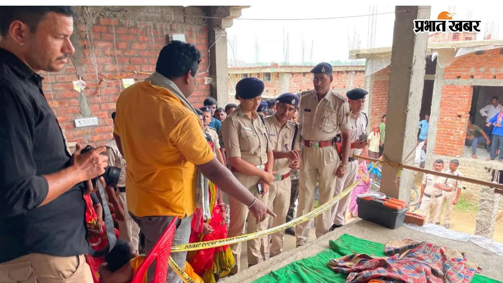 घटना की सूचना मिलने पर मौके पर पहुंच जांच करते पुलिस पदाधिकारी घटना की सूचना मिलने पर मौके पर पहुंच जांच करते पुलिस पदाधिकारी