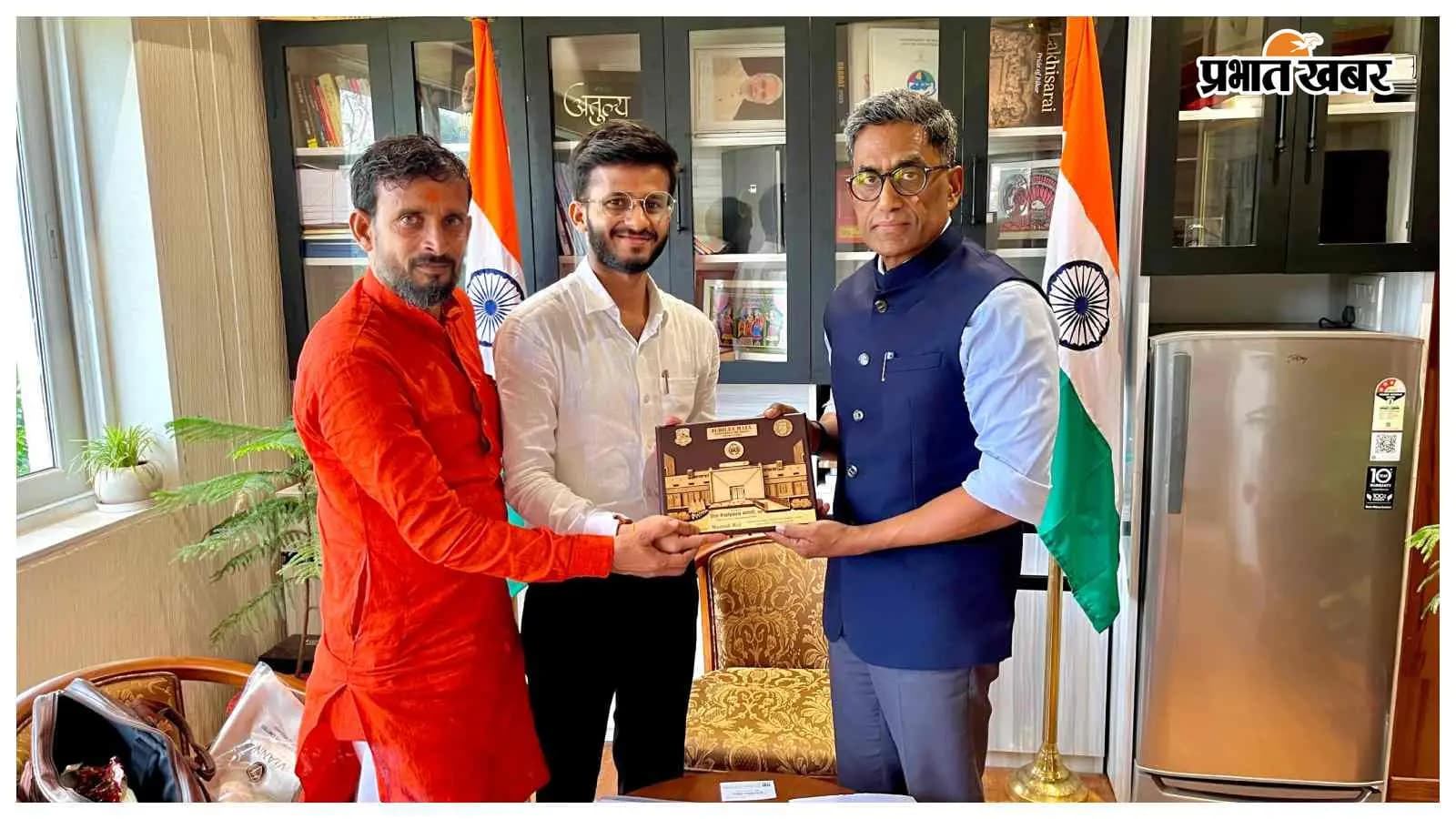 मुख्य सचिव से शिष्टाचार भेंट करते रौनक राज व पार्षद रवि गुप्ता मुख्य सचिव से शिष्टाचार भेंट करते रौनक राज व पार्षद रवि गुप्ता