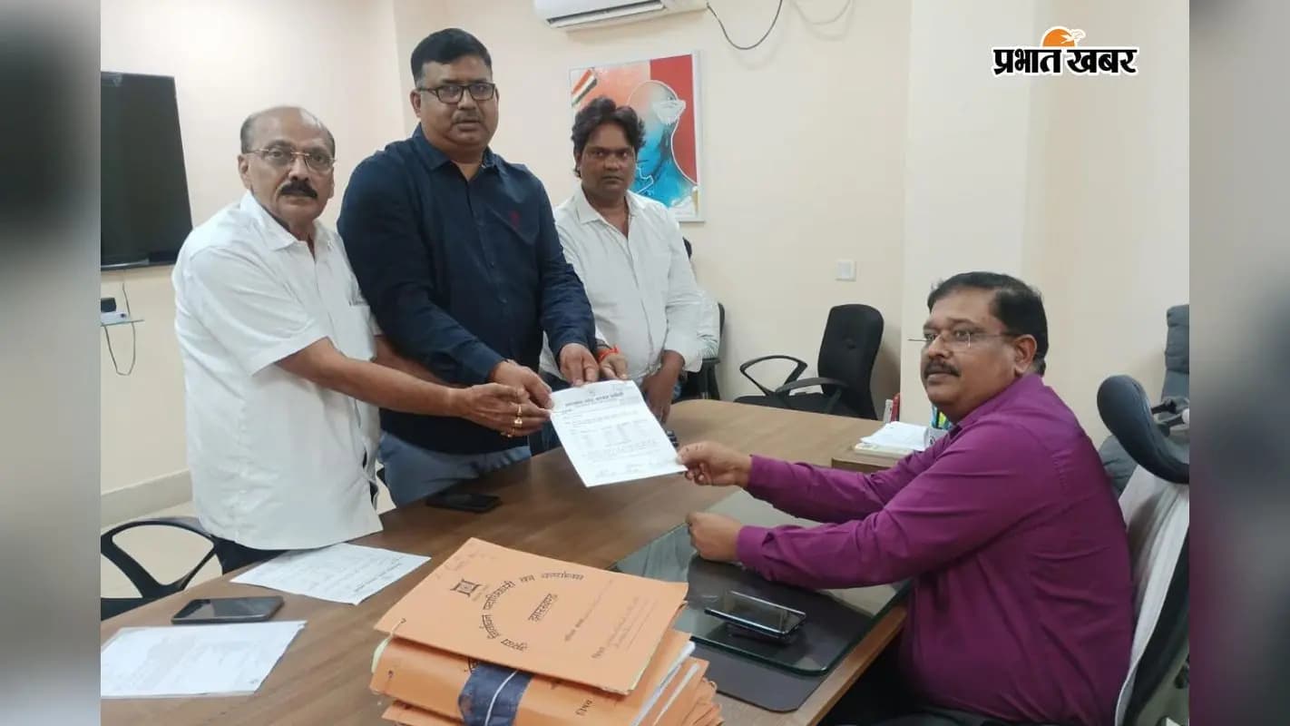 ज्ञापन सौंपते कांग्रेस के नेता ज्ञापन सौंपते कांग्रेस के नेता