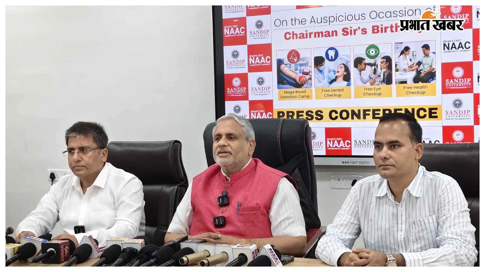 प्रेस वार्ता में विश्वविद्यालय के कुलपति प्रेस वार्ता में विश्वविद्यालय के कुलपति