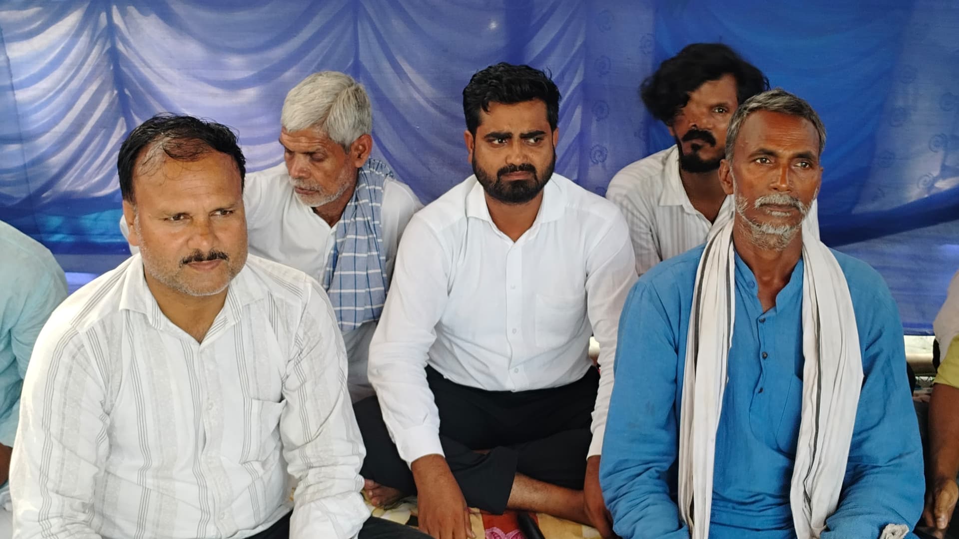 11 हजार वोल्ट तार गिरने से बिजली ठप होने पर जेई के नोकझोंक करने पर बेमियादी भूख हड़ताल पर बैठे लोग 11 हजार वोल्ट तार गिरने से बिजली ठप होने पर जेई के नोकझोंक करने पर बेमियादी भूख हड़ताल पर बैठे लोग
