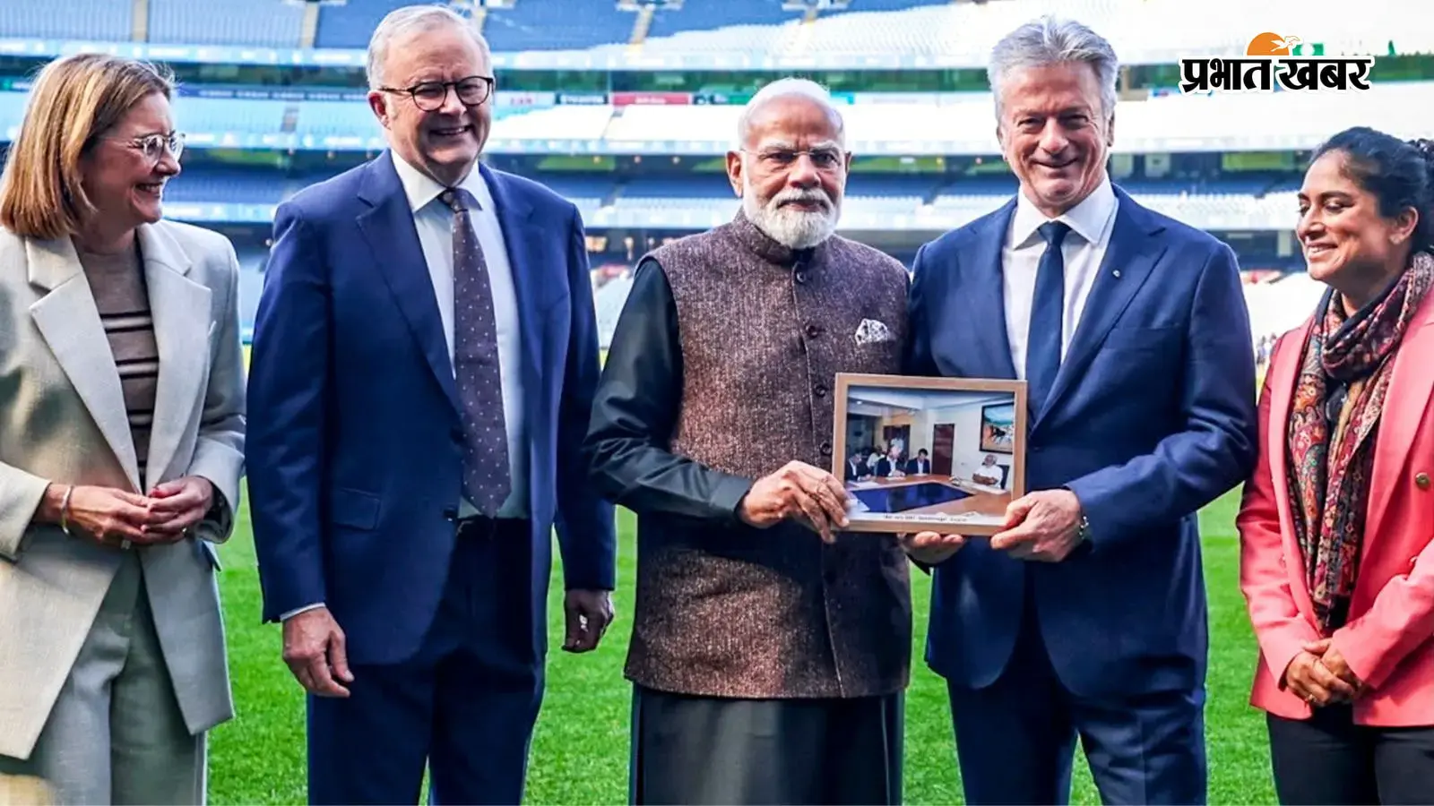 नरेंद्र मोदी स्टीव वॉ को 20 साल पुरानी तस्वीर भेंट करते हुए (फोटो- पीटीआई) नरेंद्र मोदी स्टीव वॉ को 20 साल पुरानी तस्वीर भेंट करते हुए (फोटो- पीटीआई)