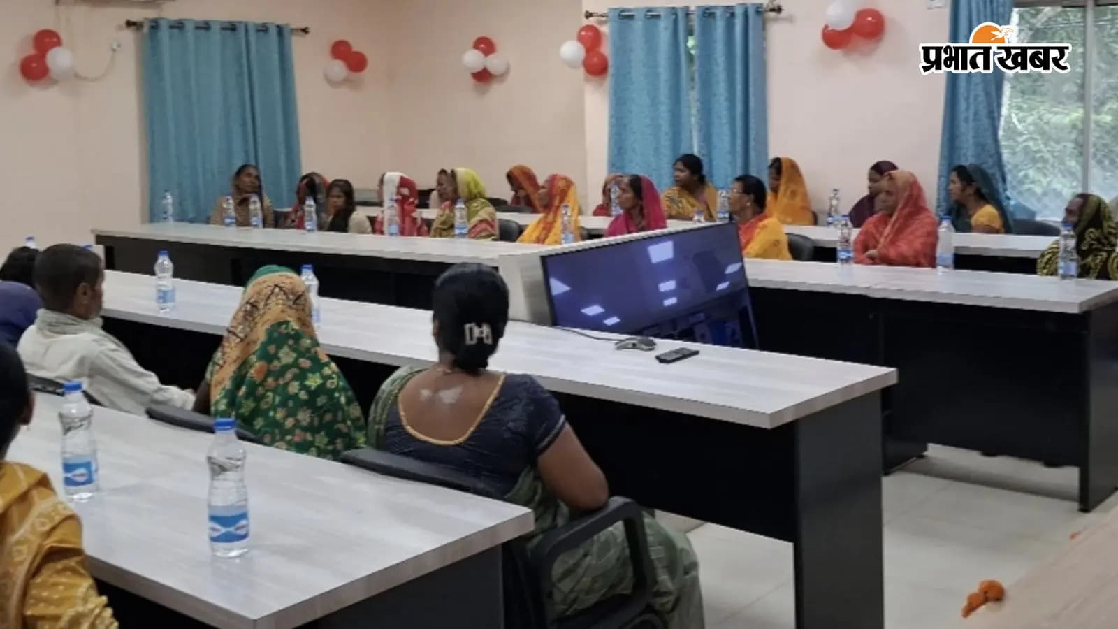 -प्रसारण को देखते पेंशन धारी | Prabhat Khabar -प्रसारण को देखते पेंशन धारी | Prabhat Khabar