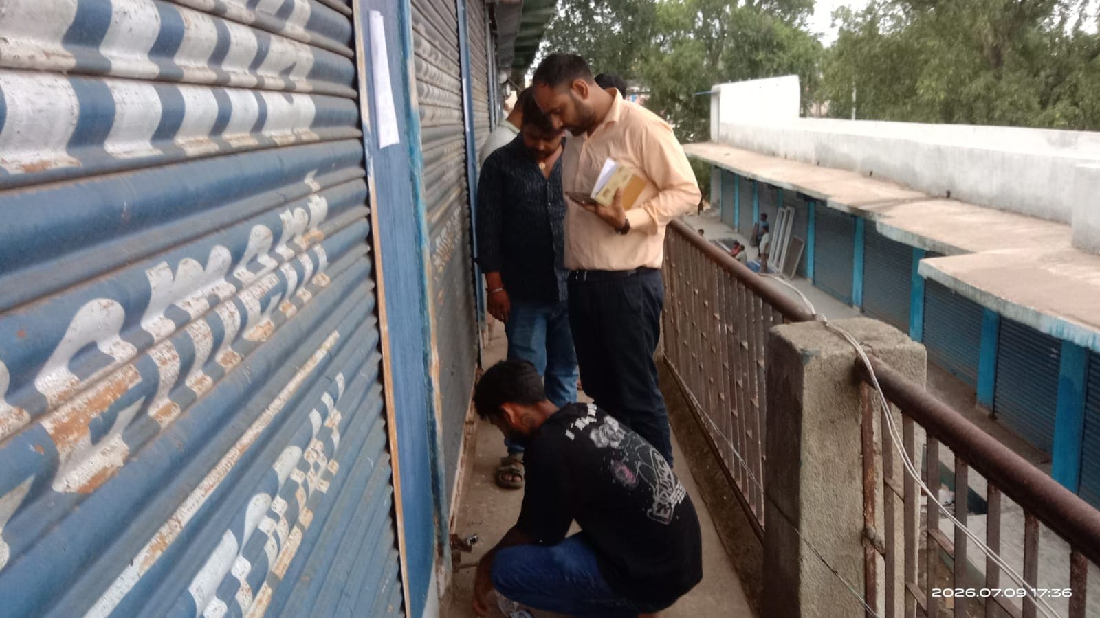 किराया नहीं चुकाने पर जिला परिषद ने की कार्रवाई, 33 दुकानों पर लगाया ताला किराया नहीं चुकाने पर जिला परिषद ने की कार्रवाई, 33 दुकानों पर लगाया ताला