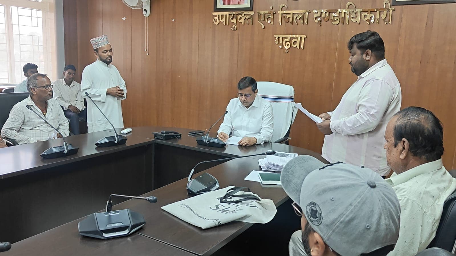उपायुक्त की चौखट पर पहुंचे पीड़ित: किसी का मनरेगा भुगतान बाकी, तो किसी की पैतृक भूमि पर दबंगों का कब्जा उपायुक्त की चौखट पर पहुंचे पीड़ित: किसी का मनरेगा भुगतान बाकी, तो किसी की पैतृक भूमि पर दबंगों का कब्जा