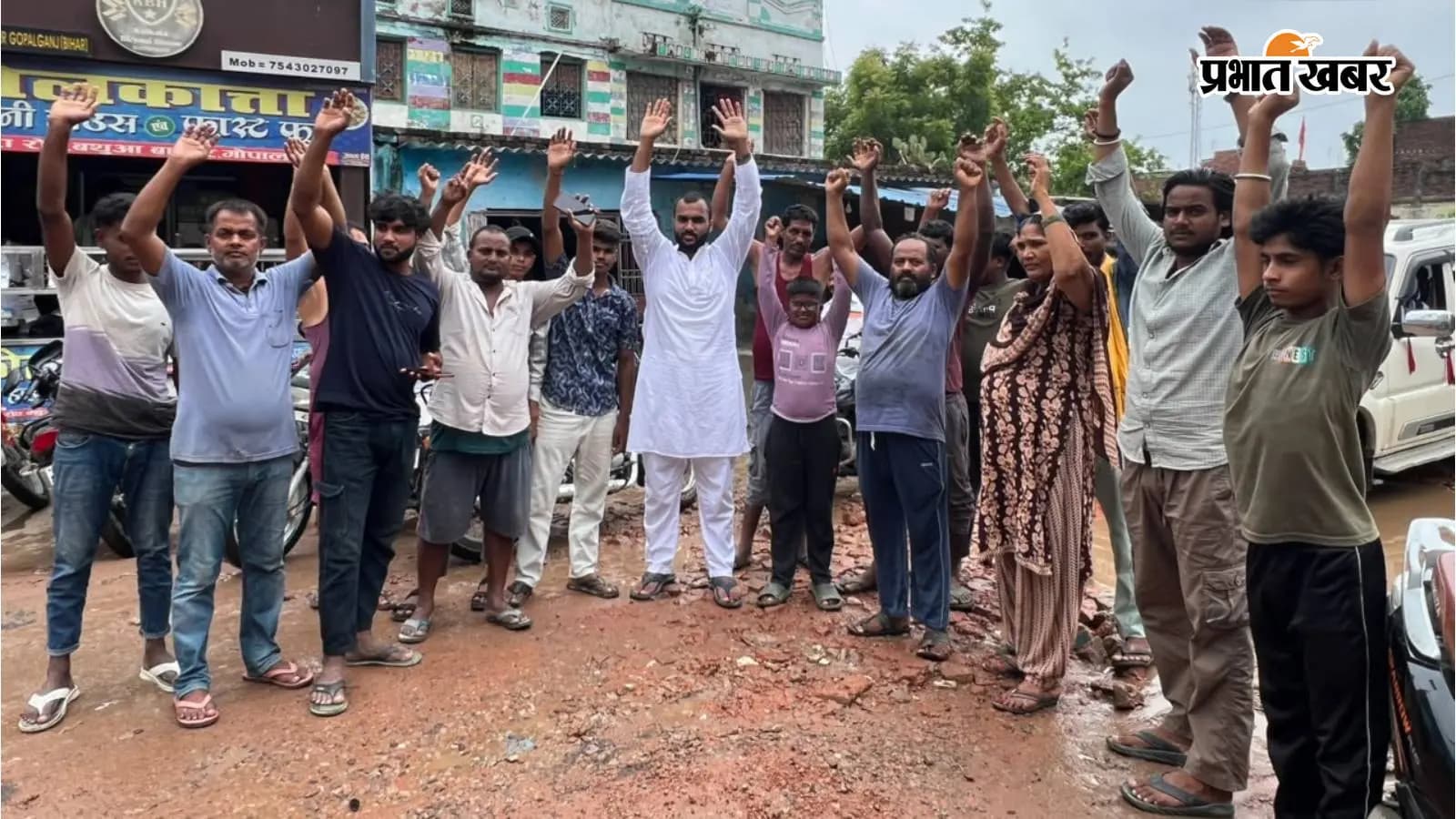 जर्जर सड़क व जल जमाव के विरोध में प्रदर्शन करते ग्रामीण जर्जर सड़क व जल जमाव के विरोध में प्रदर्शन करते ग्रामीण