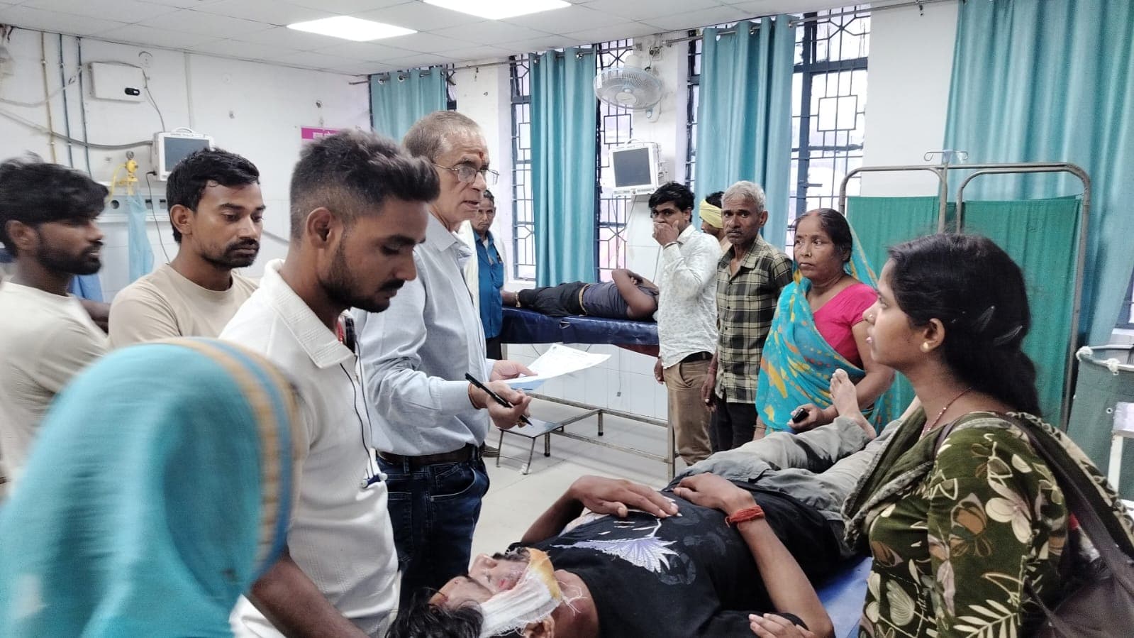 साइकिल सवार को बचाने में अनियंत्रित हुई बाइक, ससुर-दामाद हुए घायल साइकिल सवार को बचाने में अनियंत्रित हुई बाइक, ससुर-दामाद हुए घायल