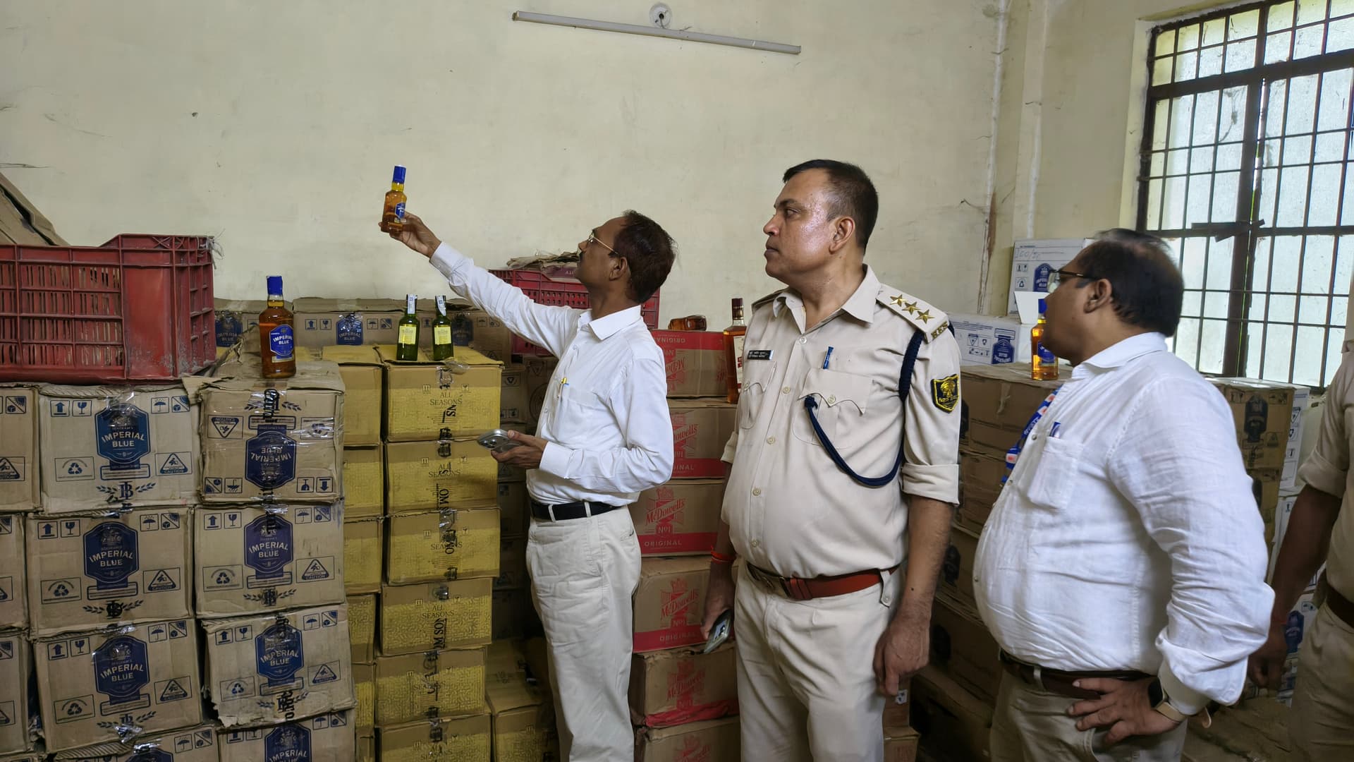 ट्रक पर लदे भारी मात्रा में अंग्रेजी शराब के साथ चालक गिरफ्तार ट्रक पर लदे भारी मात्रा में अंग्रेजी शराब के साथ चालक गिरफ्तार