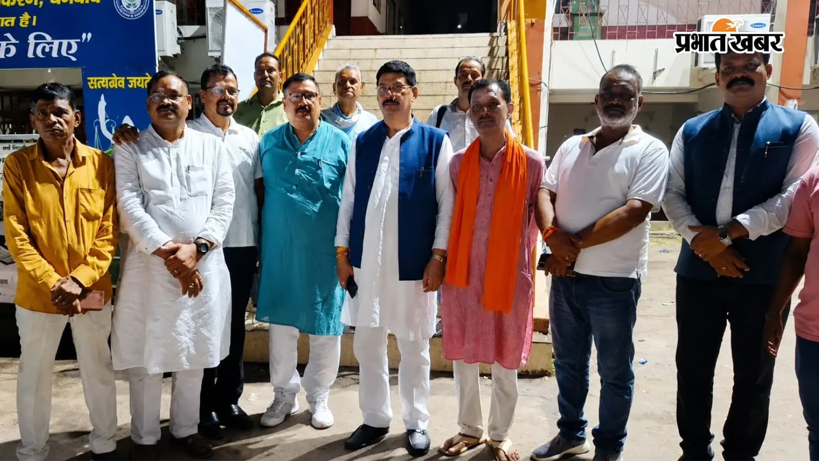 बेल मिलने के बाद कोर्ट के बाहर खड़े पूर्व मंत्री मन्नान मलिक और बाकी लोग बेल मिलने के बाद कोर्ट के बाहर खड़े पूर्व मंत्री मन्नान मलिक और बाकी लोग