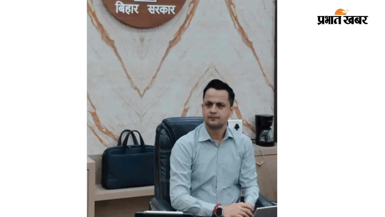 डीएम आनंद शर्मा डीएम आनंद शर्मा