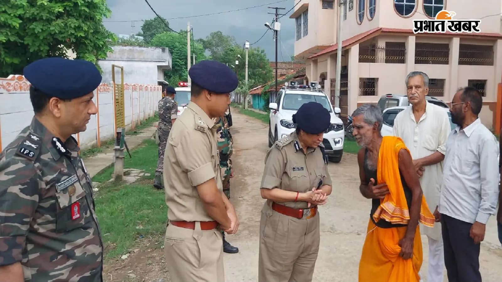 सरायकेला का ऐतिहासिल जगन्नाथ मंदिर में पुजारी से बात करतीं डीजीपी तदाशा मिश्रा. फोटो: प्रभात खबर सरायकेला का ऐतिहासिल जगन्नाथ मंदिर में पुजारी से बात करतीं डीजीपी तदाशा मिश्रा. फोटो: प्रभात खबर