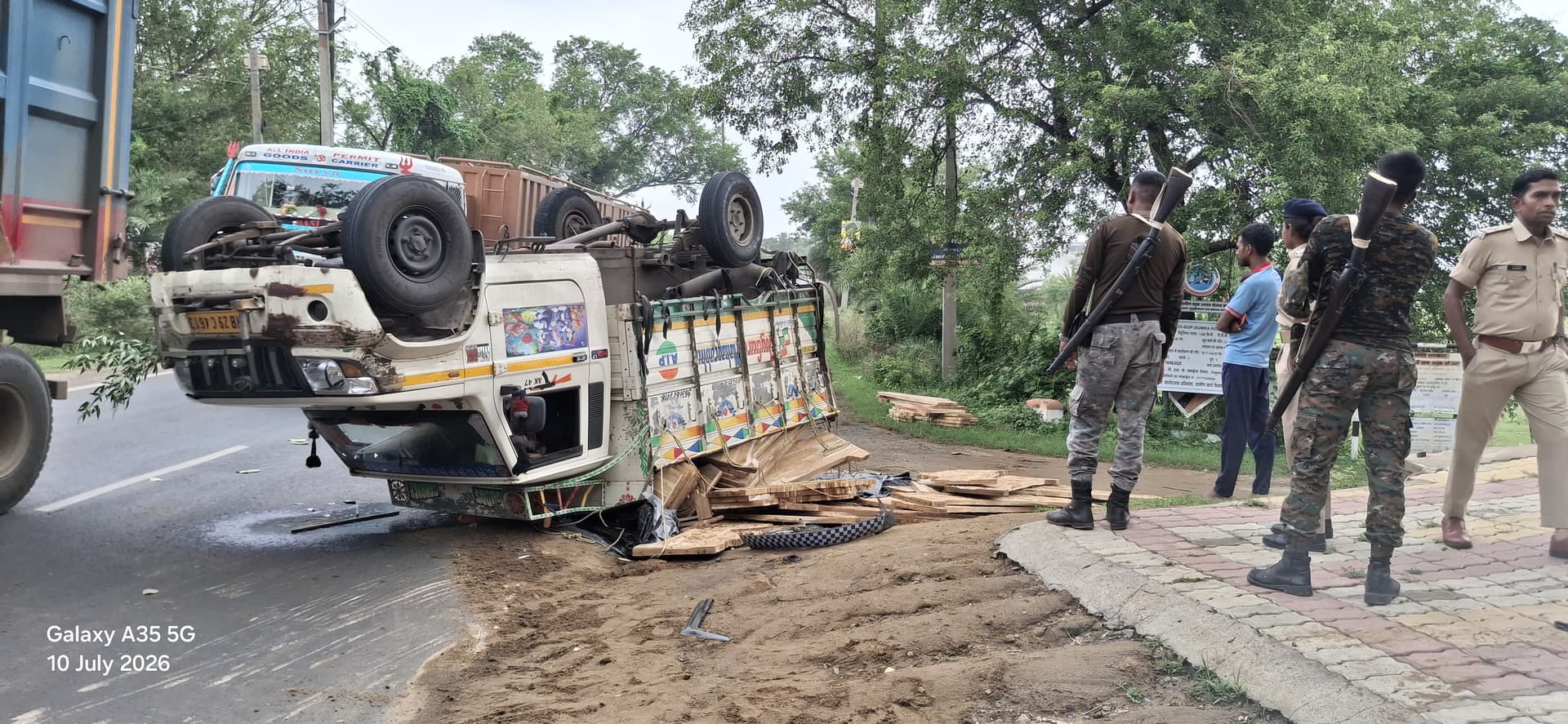 गुड़िया मोड़ पर तेज रफ्तार पिकअप पलटी, चालक-खलासी ने कूदकर बचायी जान गुड़िया मोड़ पर तेज रफ्तार पिकअप पलटी, चालक-खलासी ने कूदकर बचायी जान
