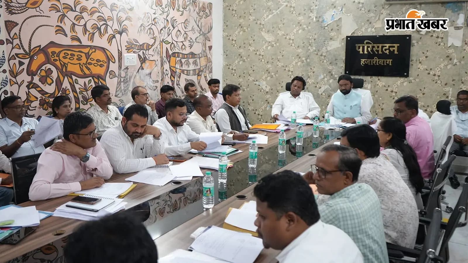 हजारीबाग में विधानसभा अनागत प्रश्न क्रियान्वयन समिति की बैठक में शामिल राजनेता. फोटो: प्रभात खबर हजारीबाग में विधानसभा अनागत प्रश्न क्रियान्वयन समिति की बैठक में शामिल राजनेता. फोटो: प्रभात खबर