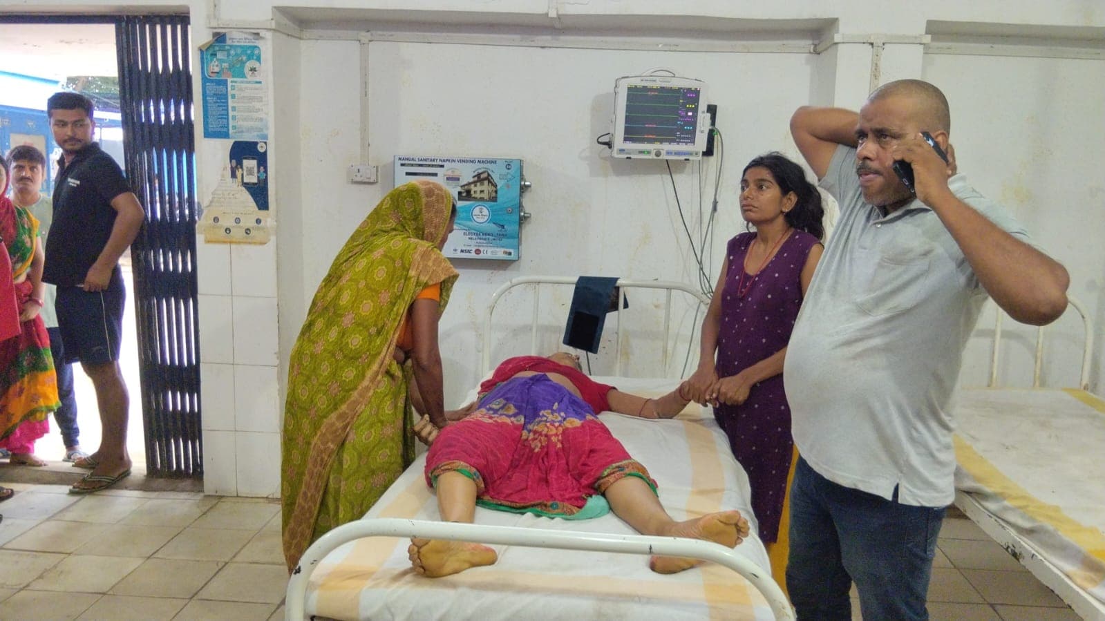 विद्युत प्रवाहित तार की चपेट में आने से महिला की मौत, परिजनों में मचा कोहराम विद्युत प्रवाहित तार की चपेट में आने से महिला की मौत, परिजनों में मचा कोहराम
