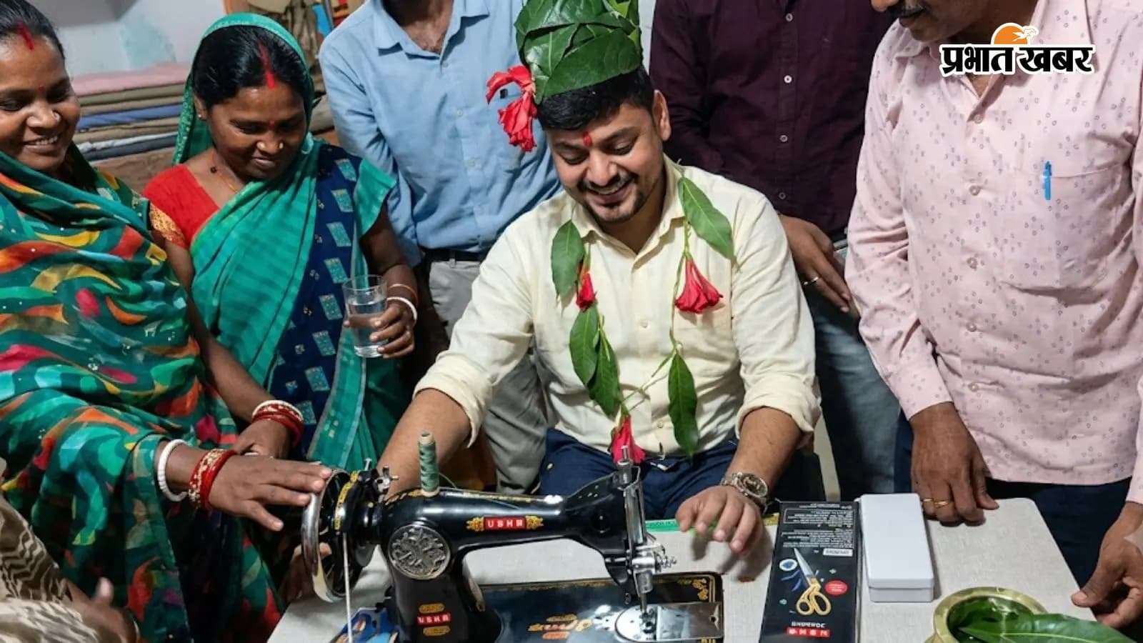सिलाई मशीन चलाते धनबाद डीसी आदित्य रंजन सिलाई मशीन चलाते धनबाद डीसी आदित्य रंजन