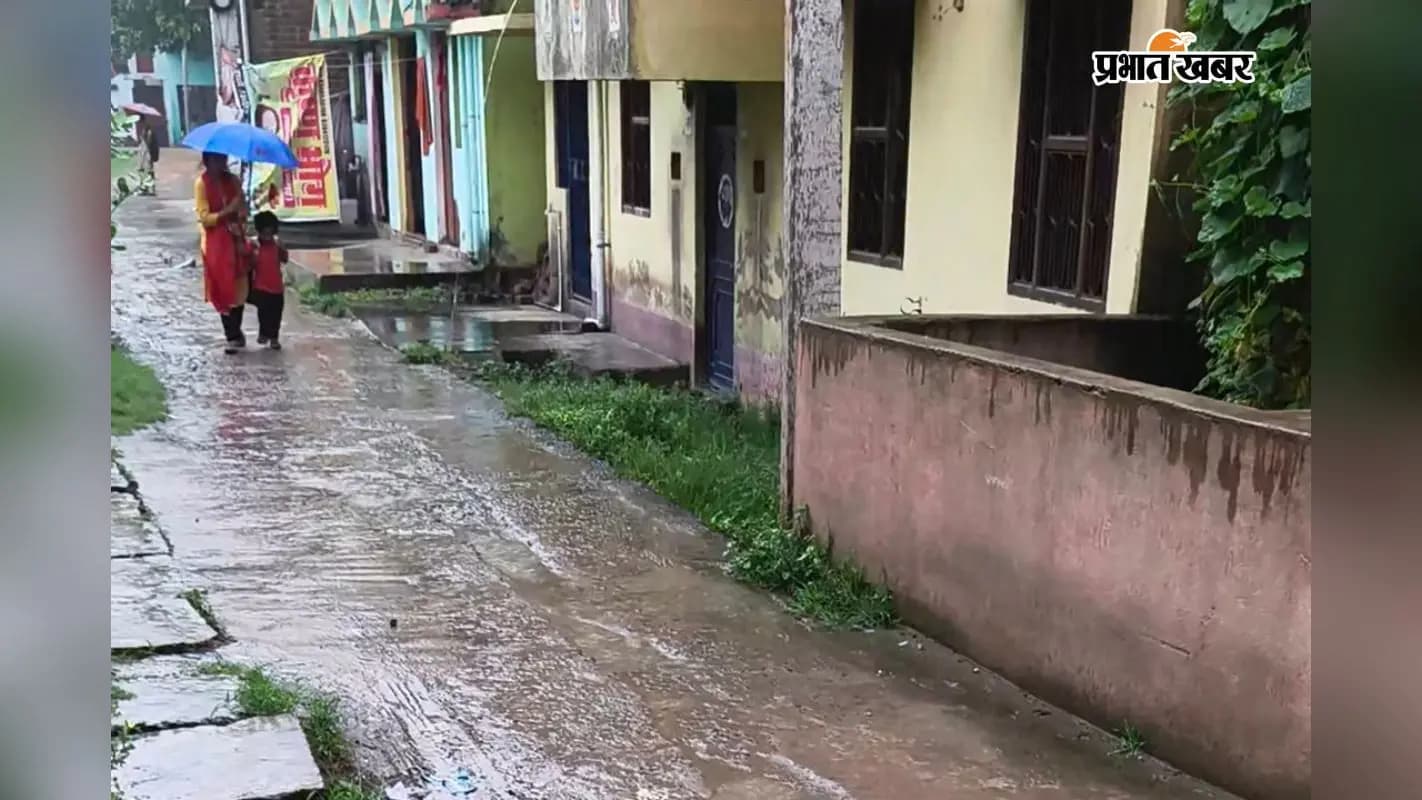 बारिश में छाता के सहारे स्कूल जाते बच्चे बारिश में छाता के सहारे स्कूल जाते बच्चे