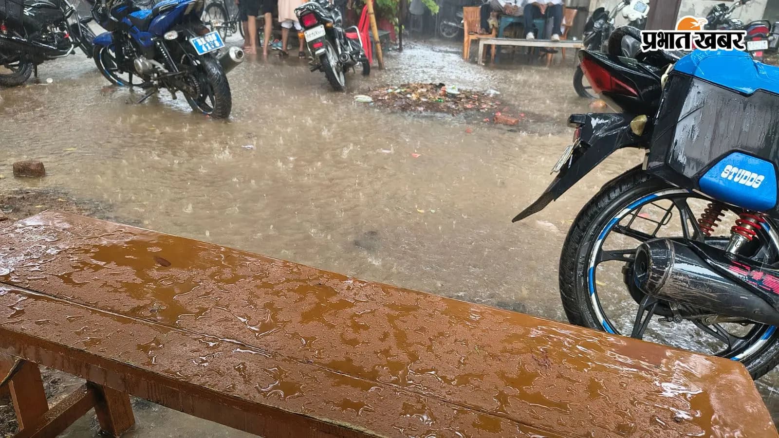मूसलाधार बारिश से सड़कों पर जलजमाव मूसलाधार बारिश से सड़कों पर जलजमाव