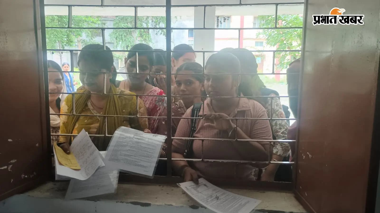 फॉर्म भरने को लेकर काउंटर पर लगी भीड़ फॉर्म भरने को लेकर काउंटर पर लगी भीड़