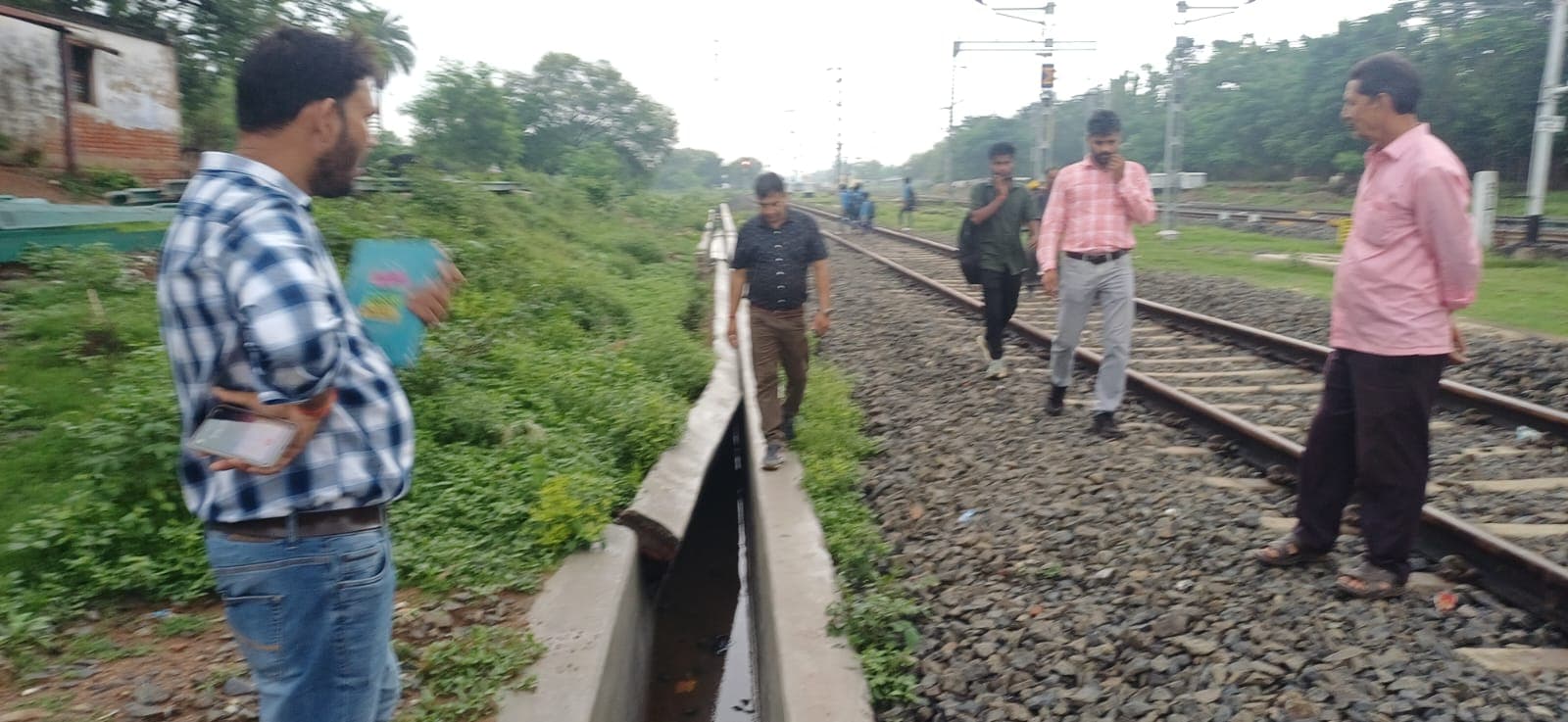 मंदार हिल स्टेशन पर टूटे नाले का रेल अधिकारियों ने लिया जायजा, आज से होगा मजबूत निर्माण कार्य मंदार हिल स्टेशन पर टूटे नाले का रेल अधिकारियों ने लिया जायजा, आज से होगा मजबूत निर्माण कार्य
