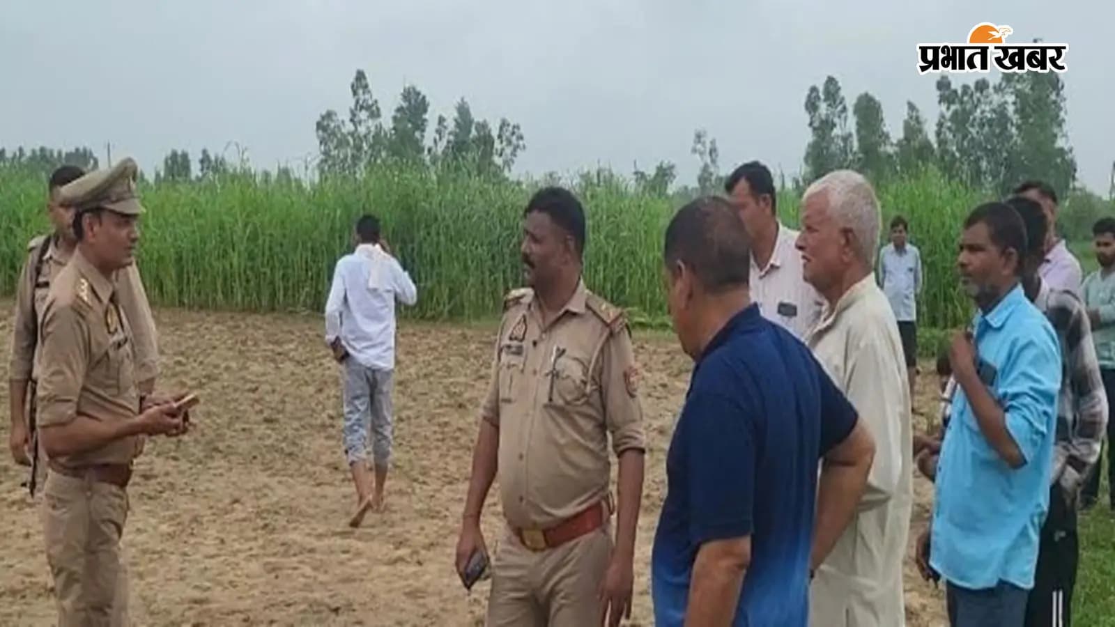 घटनास्थल पर जांच करती पुलिस घटनास्थल पर जांच करती पुलिस