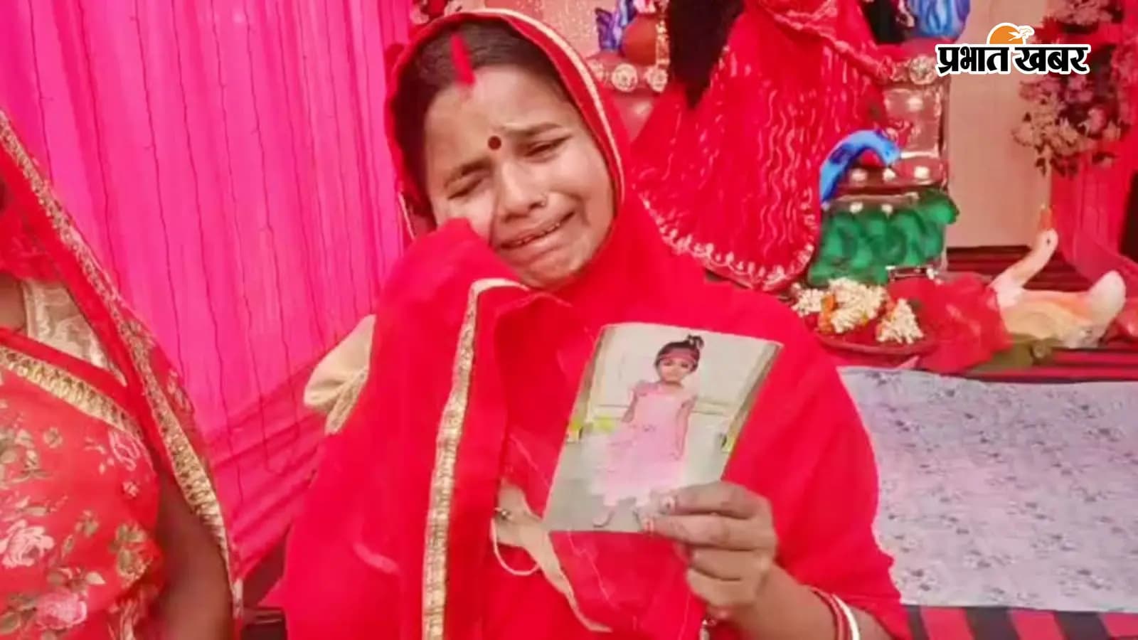 रोती मां और खुशी की फाइल फोटो रोती मां और खुशी की फाइल फोटो