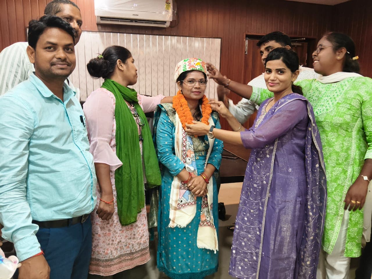 तबादले पर भावुक विदाई, सीओ उमा कुमारी को पाग-माला देकर किया सम्मानित तबादले पर भावुक विदाई, सीओ उमा कुमारी को पाग-माला देकर किया सम्मानित