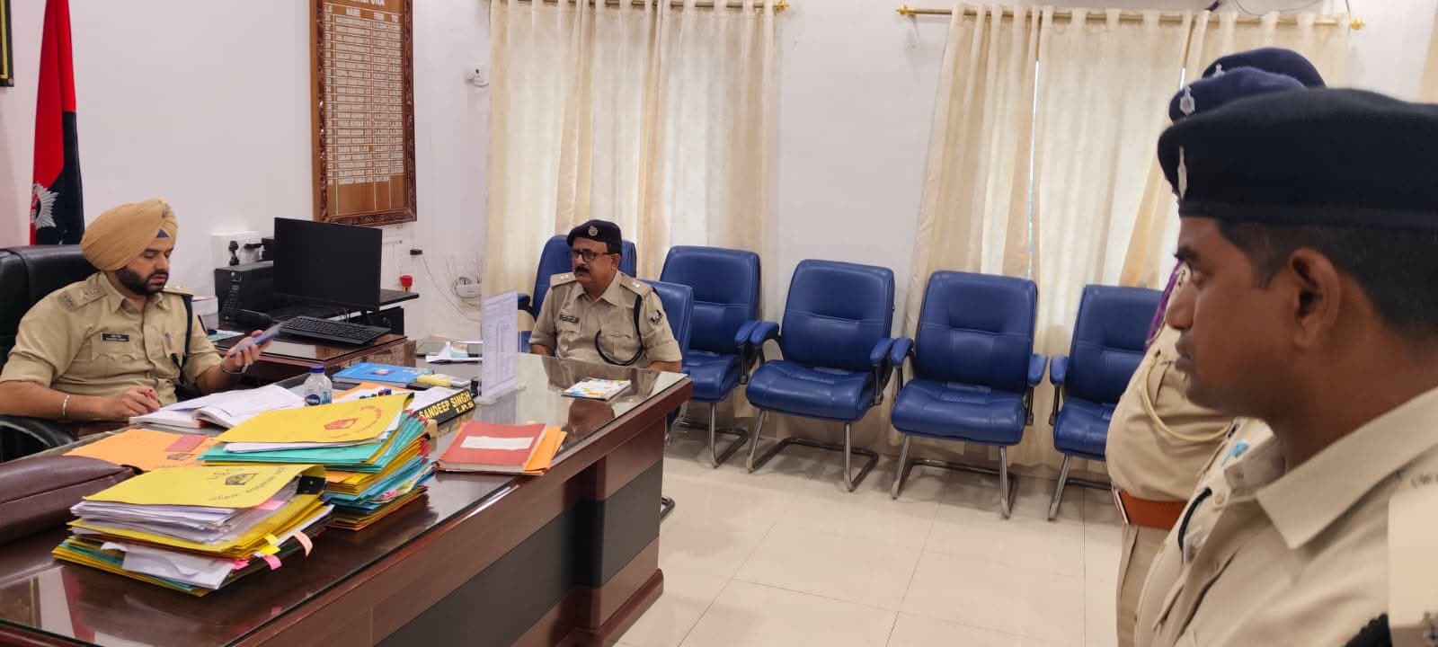 लाइन डे में पुलिसकर्मियों की समस्याएं सुनी गईं लाइन डे में पुलिसकर्मियों की समस्याएं सुनी गईं