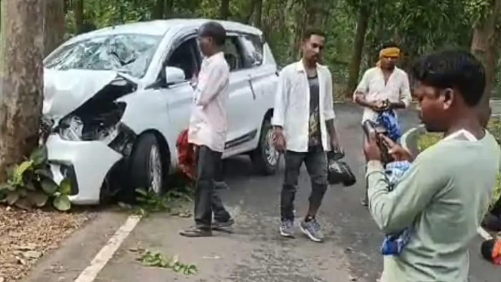 दुर्घटनाग्रस्त कार दुर्घटनाग्रस्त कार