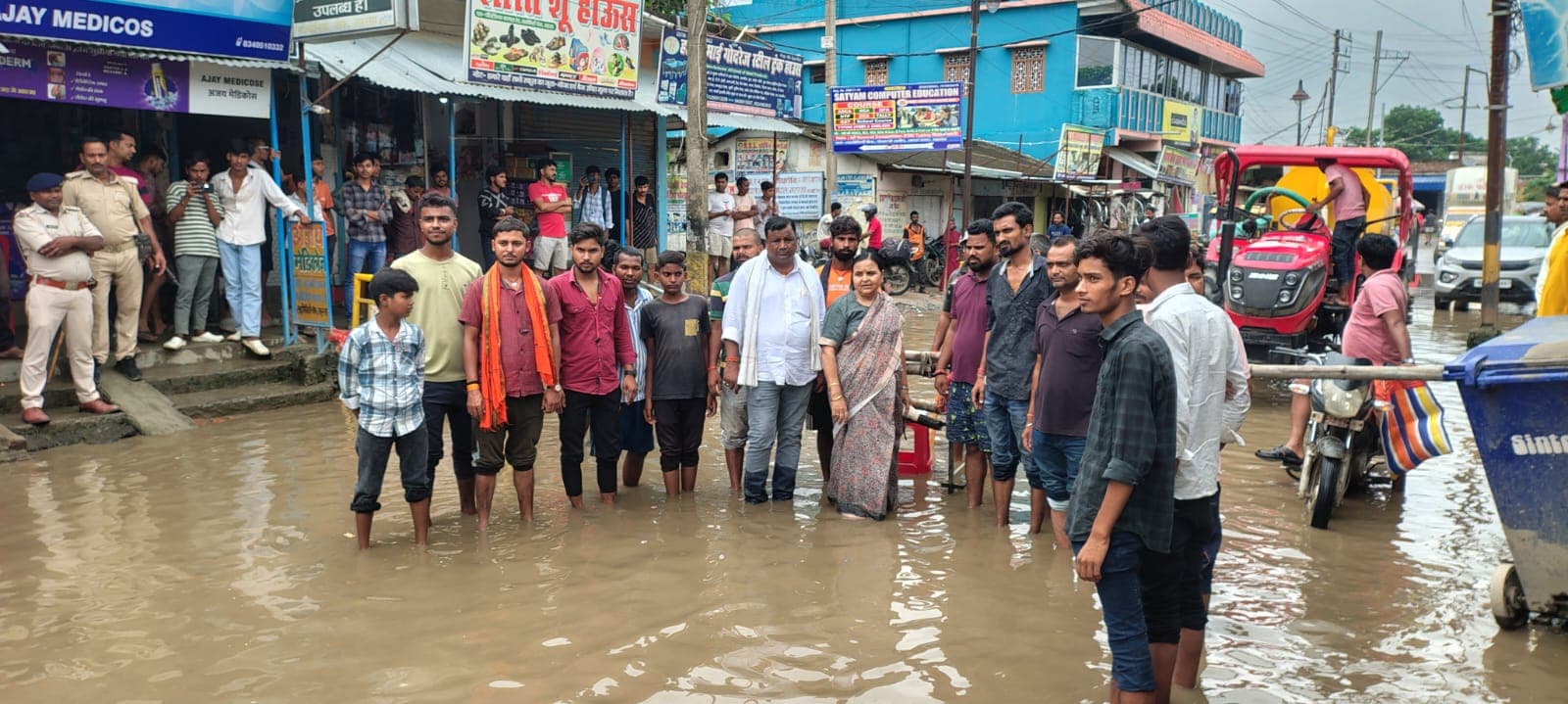 लक्ष्मीनिया चौक पर जलजमाव से लगा भीषण जाम, घुटने भर पानी में उतरी महापौर लक्ष्मीनिया चौक पर जलजमाव से लगा भीषण जाम, घुटने भर पानी में उतरी महापौर