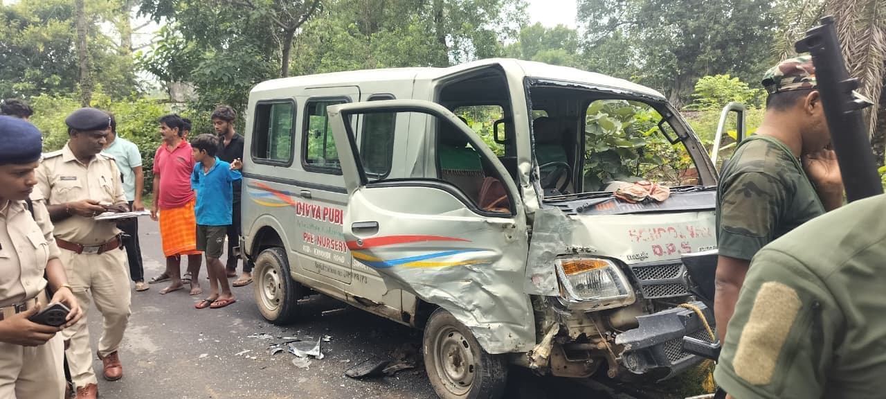 पिकअप व स्कूल वाहन के टक्कर में एक स्कूली छात्र व चालक घायल, मचा अफरा-तफरी पिकअप व स्कूल वाहन के टक्कर में एक स्कूली छात्र व चालक घायल, मचा अफरा-तफरी