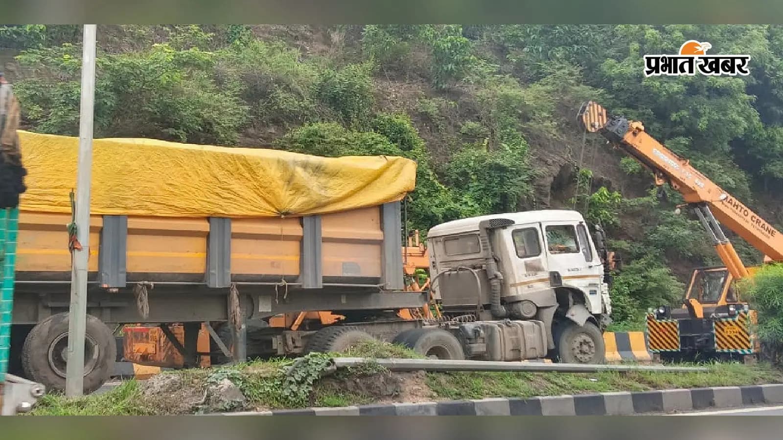रामगढ़ के चुटूपालु घाटी में कारों को टक्कर मारने के बाद ट्रेलर को ले जाता क्रेन. फोटो: प्रभात खबर रामगढ़ के चुटूपालु घाटी में कारों को टक्कर मारने के बाद ट्रेलर को ले जाता क्रेन. फोटो: प्रभात खबर