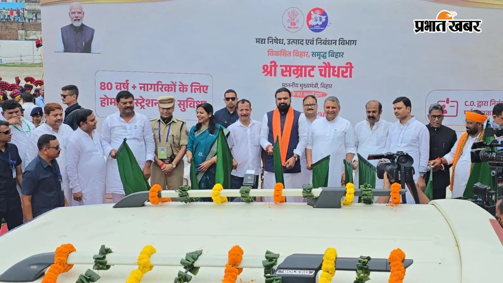 हरी झंडी दिखाकर रवाना करते मुख्यमंत्री हरी झंडी दिखाकर रवाना करते मुख्यमंत्री