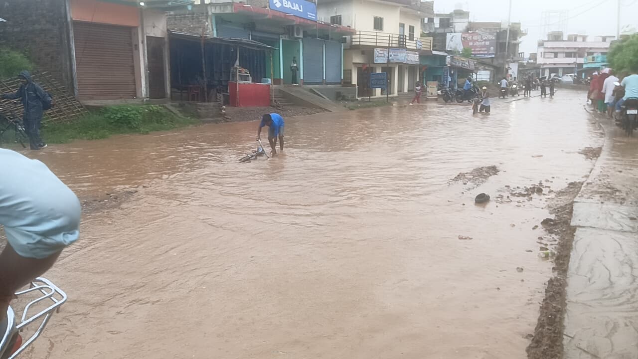 बाबूबरही बाजार से गुजरने वाली पीडब्ल्यूडी सड़क जमा पानी से राहगीर परेशान बाबूबरही बाजार से गुजरने वाली पीडब्ल्यूडी सड़क जमा पानी से राहगीर परेशान