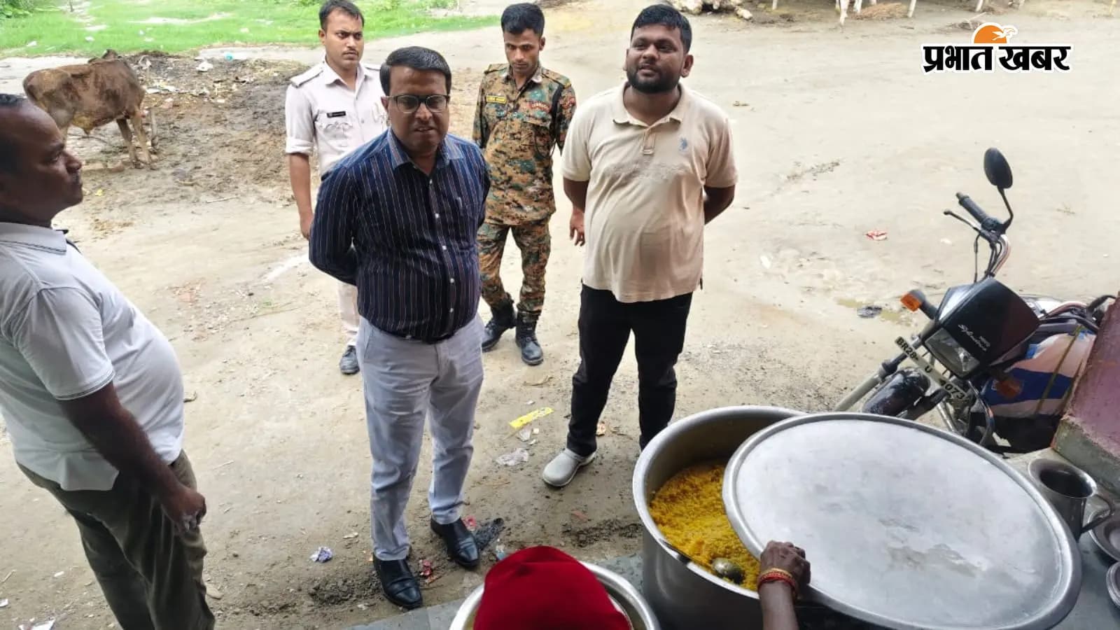 भैंसही स्कूल में एमडीएम को परखते एसडीओ भैंसही स्कूल में एमडीएम को परखते एसडीओ