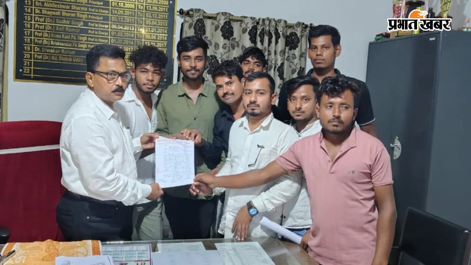 35 किलोमीटर दूर परीक्षा केंद्र बनाए जाने का विरोध 35 किलोमीटर दूर परीक्षा केंद्र बनाए जाने का विरोध