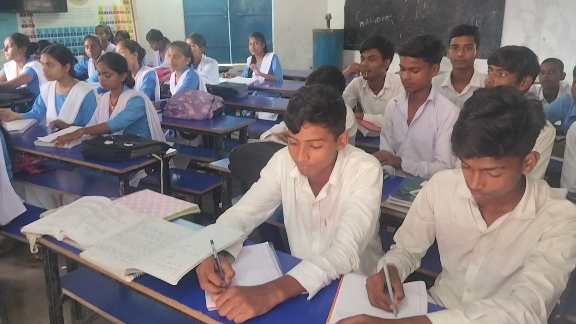 मधेपुरा में शिक्षा व्यवस्था की बदहाल तस्वीर, हाई स्कूल के नाम पर सिर्फ चार कमरे मधेपुरा में शिक्षा व्यवस्था की बदहाल तस्वीर, हाई स्कूल के नाम पर सिर्फ चार कमरे