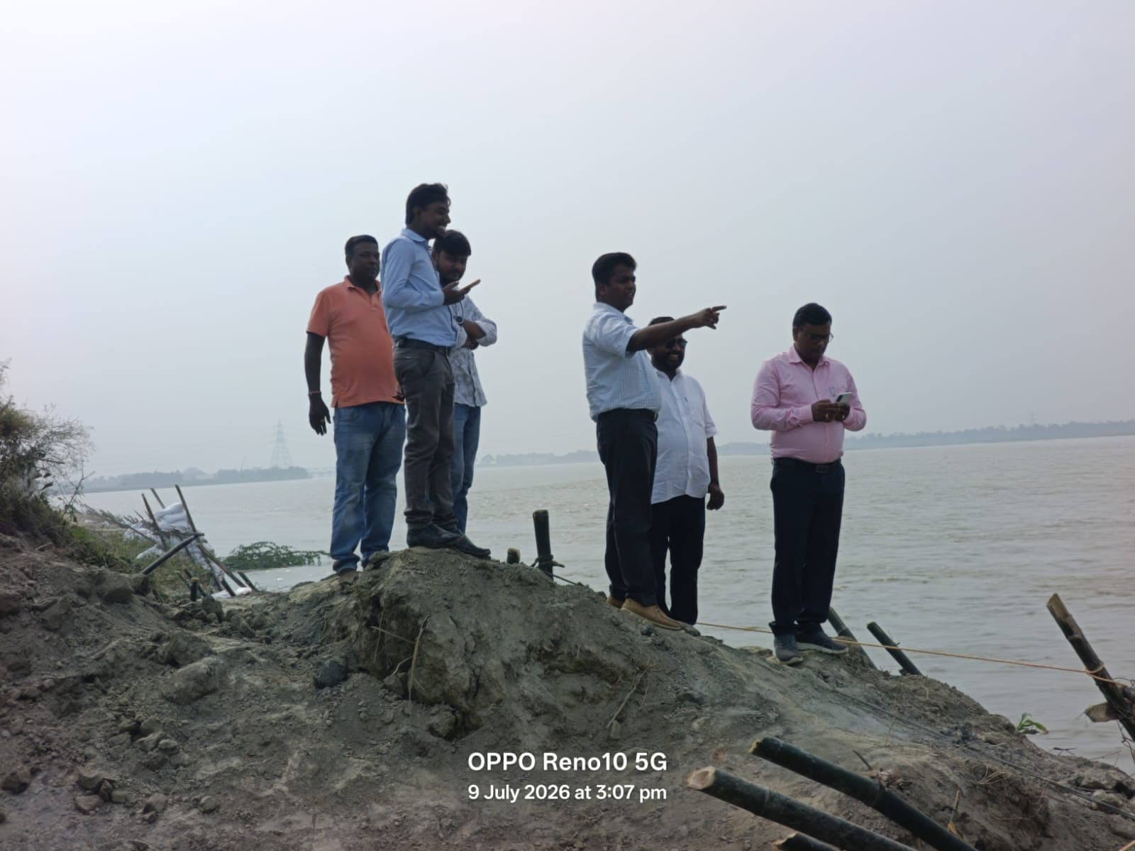 चौथम के शीशवा में युद्धस्तर पर चल रहा कटाव रोधी कार्य, ग्रामीणों ने ली राहत की सांस चौथम के शीशवा में युद्धस्तर पर चल रहा कटाव रोधी कार्य, ग्रामीणों ने ली राहत की सांस