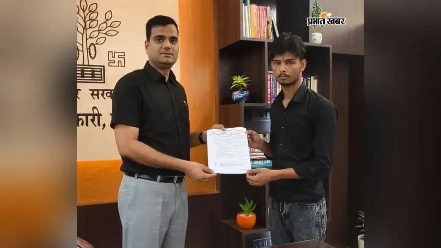अनुकंपा पर युवक को नियुक्ति पत्र देते डीएम अनुकंपा पर युवक को नियुक्ति पत्र देते डीएम