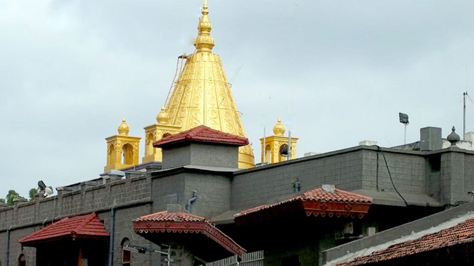 शिरडी साईं बाबा मंदिर (PC: Wikipedia)