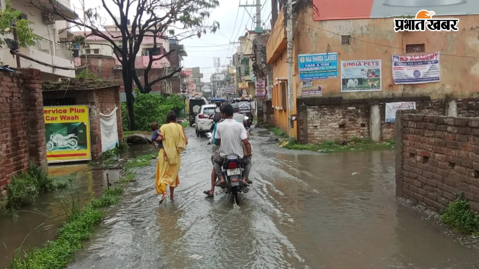 बारिश के बाद सड़क की स्थिति बारिश के बाद सड़क की स्थिति