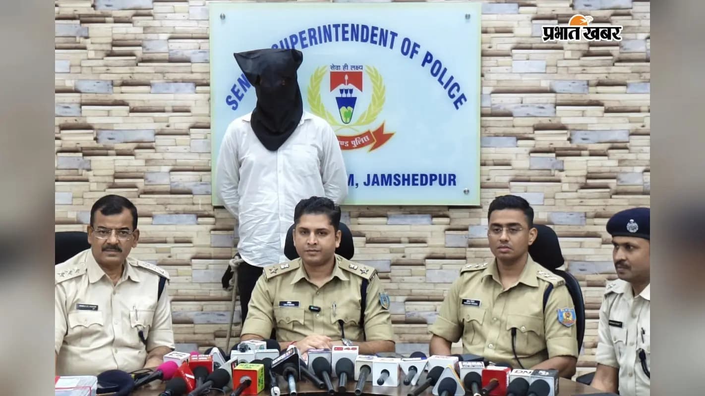 प्रेस वार्ता करते पुलिस अधिकारी और पीछे हैं गिरफ्तार आरोपी राहुल दुबे प्रेस वार्ता करते पुलिस अधिकारी और पीछे हैं गिरफ्तार आरोपी राहुल दुबे