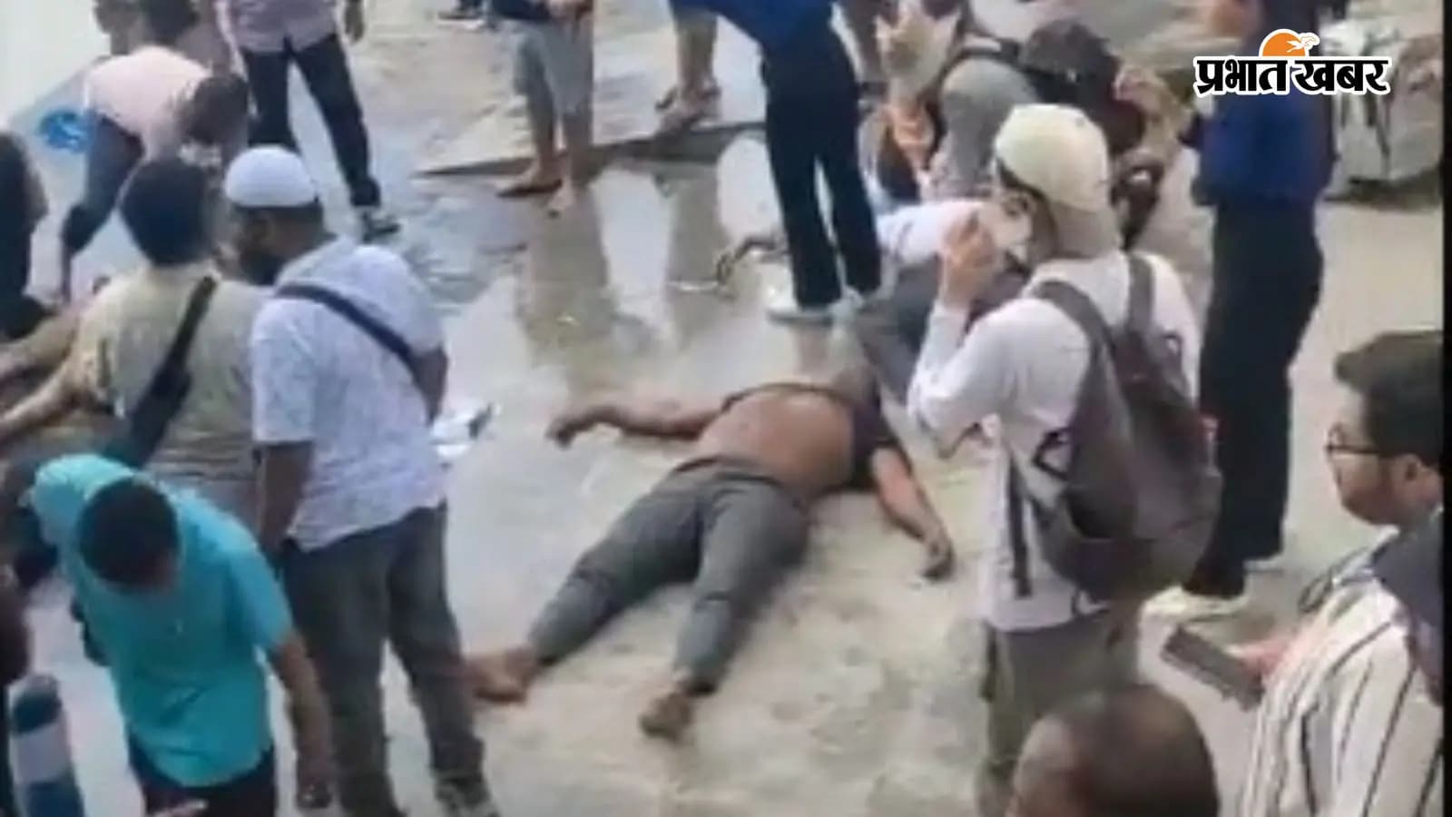 वियतनाम में बोट दुर्घटना, वीडियो से ली गई तस्वीर वियतनाम में बोट दुर्घटना, वीडियो से ली गई तस्वीर