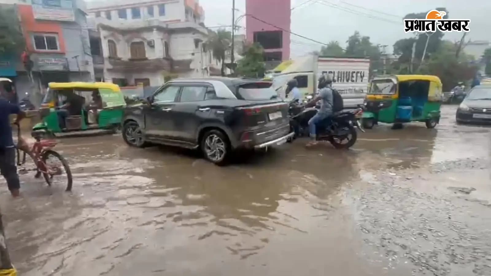 बारिश के बाद सड़कों की स्थिति बारिश के बाद सड़कों की स्थिति