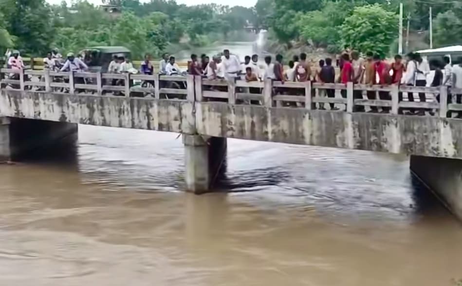 नहर में डूबे 14 वर्षीय सिकंदर का शव बरामद, इकलौते बेटे की मौत से परिवार पर टूटा दुखों का पहाड़ नहर में डूबे 14 वर्षीय सिकंदर का शव बरामद, इकलौते बेटे की मौत से परिवार पर टूटा दुखों का पहाड़