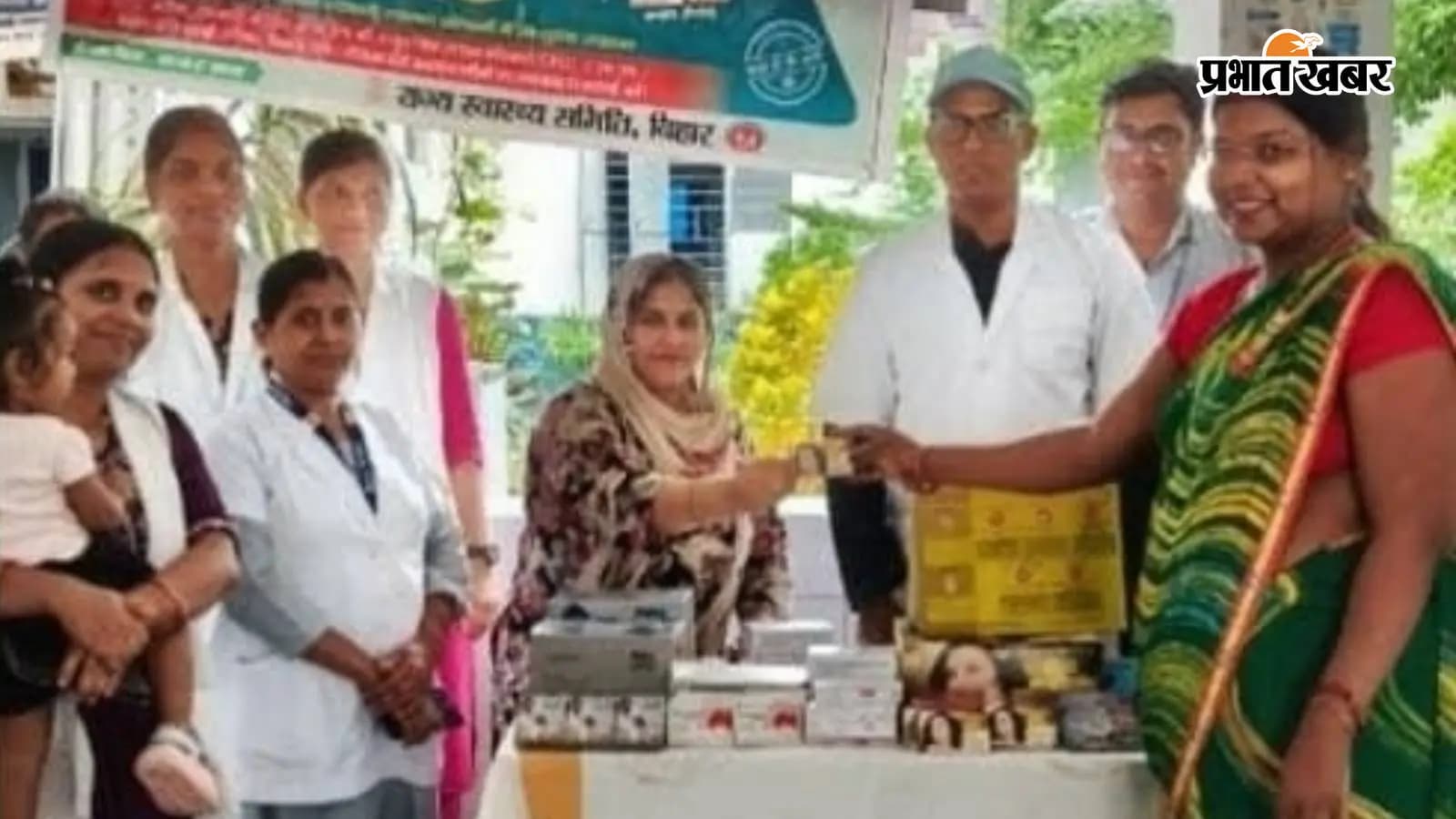लाभार्थियों को संसाधन मुहैया कराते चिकित्सक व अन्य लाभार्थियों को संसाधन मुहैया कराते चिकित्सक व अन्य